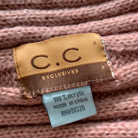 C. C hair accessories - Picture 5 of 7